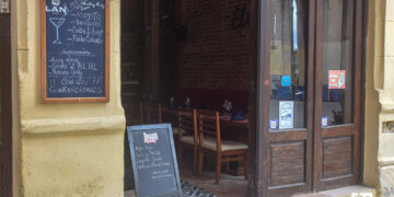Restaurante sin turistas ni otros clientes en La Habana, en medio de la crisis energética en la isla. Foto: Otmaro Rodríguez / Archivo.