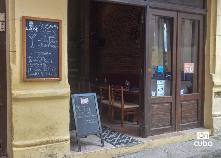 Restaurante sin turistas ni otros clientes en La Habana, en medio de la crisis energética en la isla. Foto: Otmaro Rodríguez / Archivo.