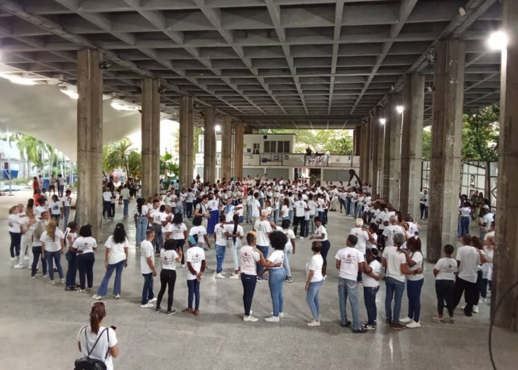 Bailarines de 17 academias de La Habana lograron la hazaña en el Pabellón Cuba del Vedado habanero. Foto: Facebook/Elizabeth Salas Couto.