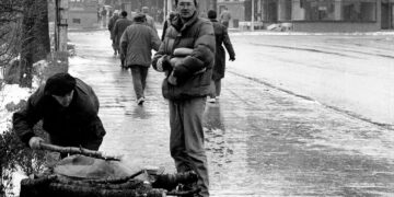 Vida durante el asedio de Sarajevo, invierno de 1992-1993. Recogiendo ramas para leña. El hombre de la derecha sostiene hogazas de pan. Foto: Christian Maréchal/ Wikimedia.