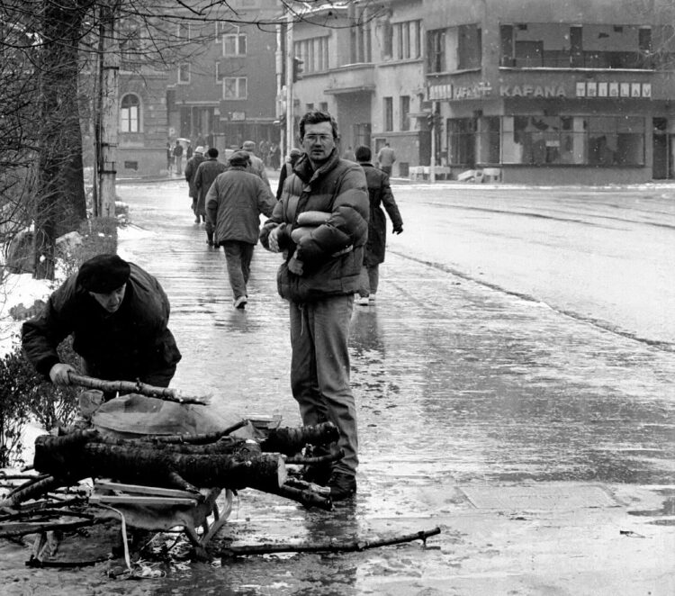 Vida durante el asedio de Sarajevo, invierno de 1992-1993. Recogiendo ramas para leña. El hombre de la derecha sostiene hogazas de pan. Foto: Christian Maréchal/ Wikimedia.