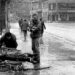 Vida durante el asedio de Sarajevo, invierno de 1992-1993. Recogiendo ramas para leña. El hombre de la derecha sostiene hogazas de pan. Foto: Christian Maréchal/ Wikimedia.