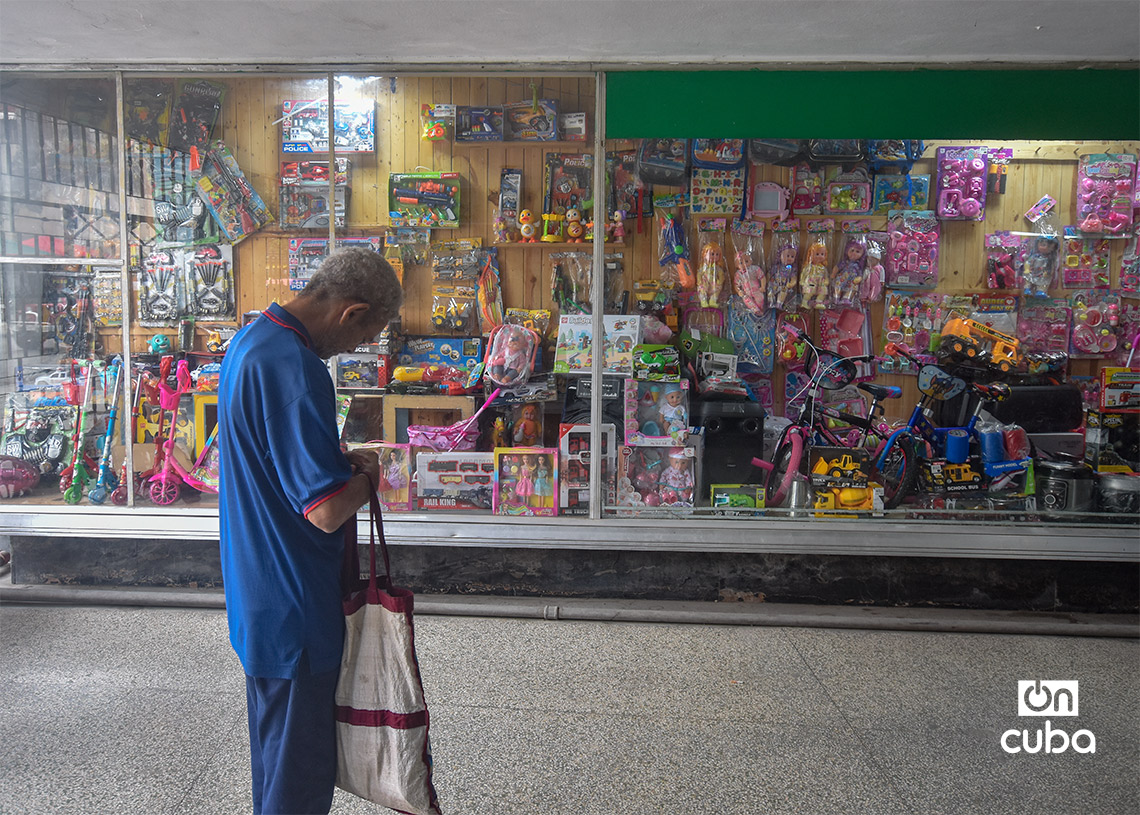 Un hombre pasa frente a una tienda de juguetes en la calle Monte, en La Habana. Foto: Otmaro Rodríguez.