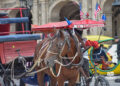 Coche a la espera de turistas en La Habana. Foto: Otmaro Rodríguez.