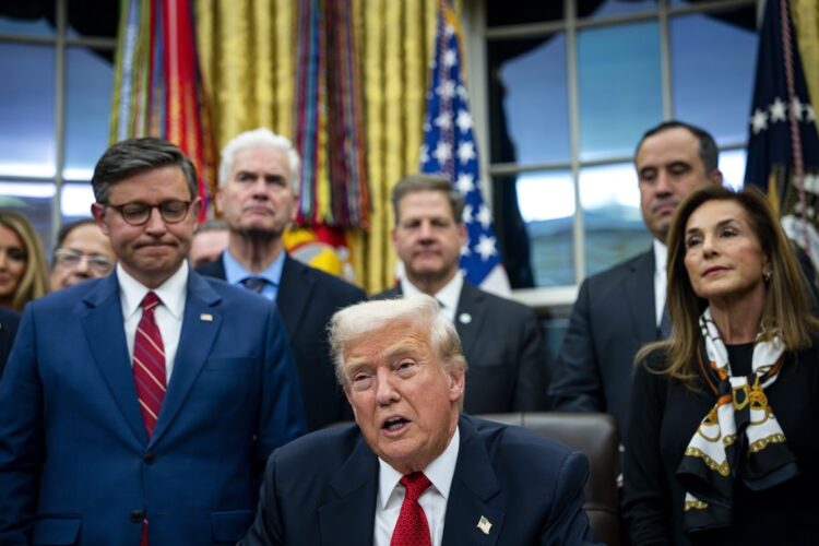 El presidente estadounidense Donald Trump habla antes de firmar el paquete de financiación para reabrir el Gobierno federal en el Despacho Oval de la Casa Blanca. Foto: Bonnie Cash / EFE / EPA / POOL.