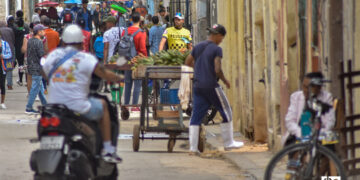 Personas en una céntrica calle de la Habana. Foto: Otmaro Rodríguez.