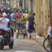 Personas en una céntrica calle de la Habana. Foto: Otmaro Rodríguez.