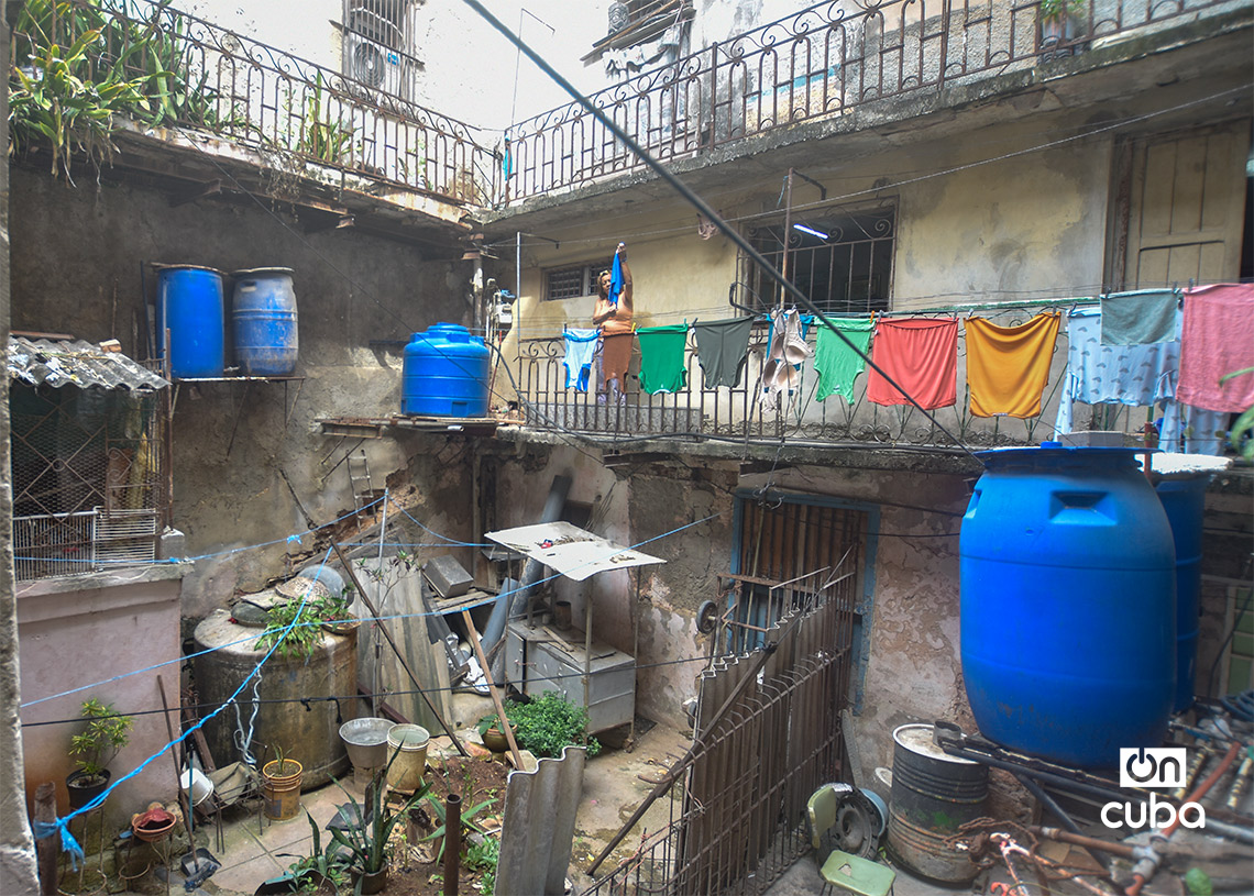 Vista del interior de un edificio de la Habana Vieja. Foto: Otmaro Rodríguez.