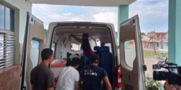 Traslado de heridos en un accidente ocurrido en la Autopista Nacional, a la altura de Aguada de Pasajeros, Cienfuegos, el 7 de noviembre de 2025. Foto: Granma.