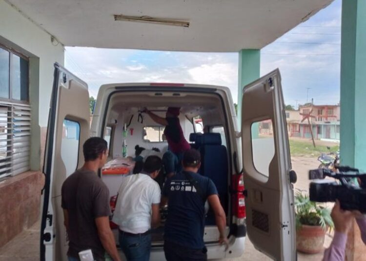Traslado de heridos en un accidente ocurrido en la Autopista Nacional, a la altura de Aguada de Pasajeros, Cienfuegos, el 7 de noviembre de 2025. Foto: Granma.