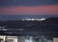 Aviones en la pista del aeropuerto internacional Simón Bolívar, en Maiquetía Venezuela, el sábado 22 de noviembre de 2025. Foto: Miguel Gutiérrez / EFE.