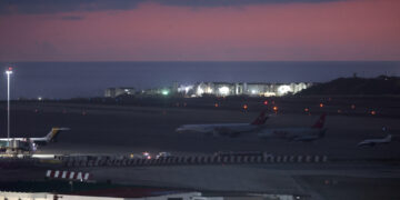 Aviones en la pista del aeropuerto internacional Simón Bolívar, en Maiquetía Venezuela, el sábado 22 de noviembre de 2025. Foto: Miguel Gutiérrez / EFE.