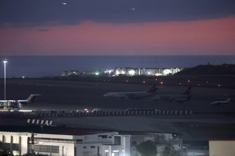 Aviones en la pista del aeropuerto internacional Simón Bolívar, en Maiquetía Venezuela, el sábado 22 de noviembre de 2025. Foto: Miguel Gutiérrez / EFE.