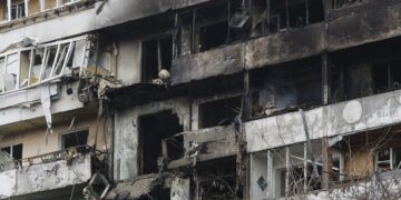 Ataque de Rusia contra Kiev deja varios muertos mientras que prosiguen en Abu Dabi las negociaciones para poner fin al conflicto en Ucrania. Foto: Serguey Kozlov/EFE