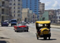 Varios vehículos transitan por una zona del malecón de La Habana, entre ellos autos que se dedican al transporte de turistas. Foto: Ernesto Mastrascusa / EFE / Archivo.