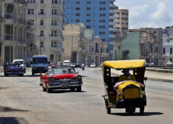 Varios vehículos transitan por una zona del malecón de La Habana, entre ellos autos que se dedican al transporte de turistas. Foto: Ernesto Mastrascusa / EFE / Archivo.