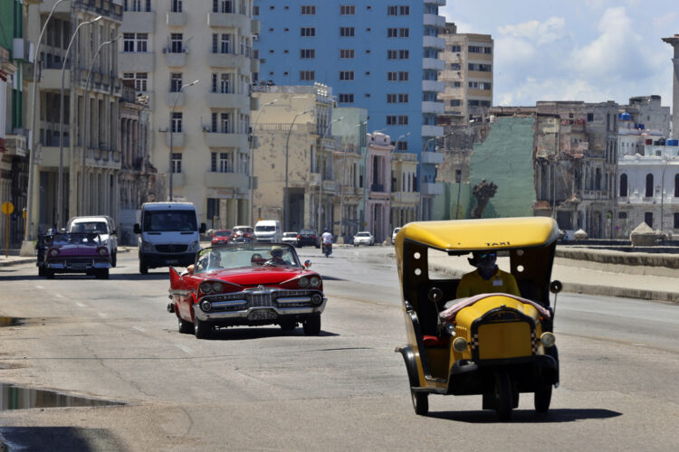 Varios vehículos transitan por una zona del malecón de La Habana, entre ellos autos que se dedican al transporte de turistas. Foto: Ernesto Mastrascusa / EFE / Archivo.