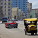 Varios vehículos transitan por una zona del malecón de La Habana, entre ellos autos que se dedican al transporte de turistas. Foto: Ernesto Mastrascusa / EFE / Archivo.