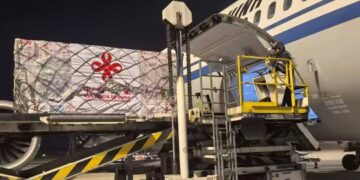 Donación enviada por China a Cuba como ayuda para los damnificados del huracán Melissa. Foto: Tomada del perfil en Facebook de la Embajada de Cuba en China.