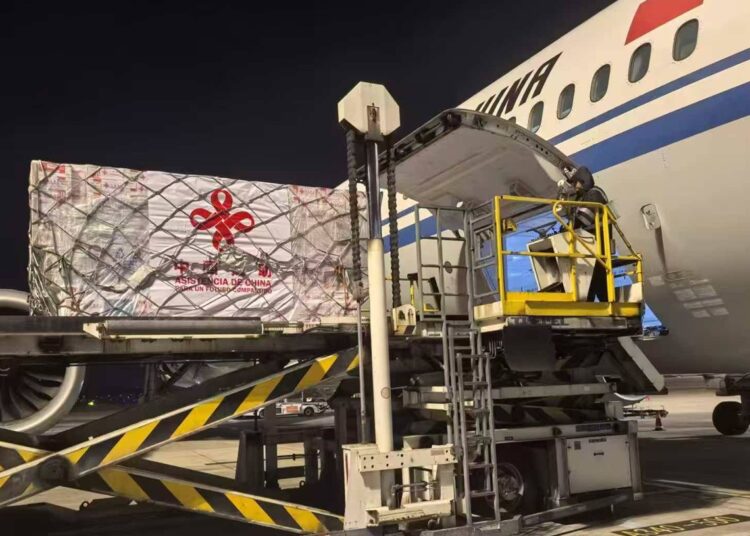 Donación enviada por China a Cuba como ayuda para los damnificados del huracán Melissa. Foto: Tomada del perfil en Facebook de la Embajada de Cuba en China.