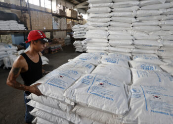 Arroz donado a Cuba a través del Programa Mundial de Alimentos tras el paso del huracán Melissa. Foto: Ernesto Mastrascusa / EFE.