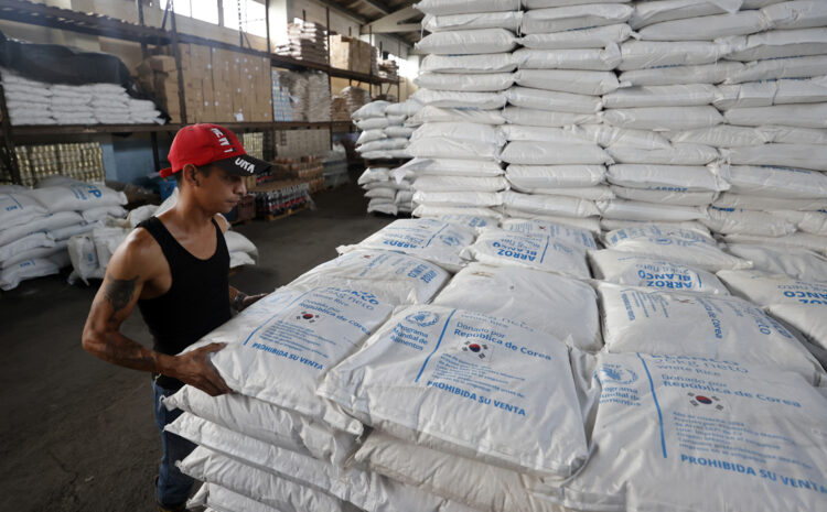 Arroz donado a Cuba a través del Programa Mundial de Alimentos tras el paso del huracán Melissa. Foto: Ernesto Mastrascusa / EFE.