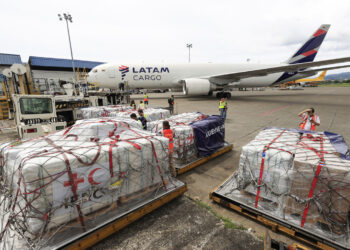 01/11/2025.- Personas ordenan objetos de ayuda humanitaria este sábado, en Ciudad de Panamá (Panamá). Foto: EFE/ Bienvenido Velasco.