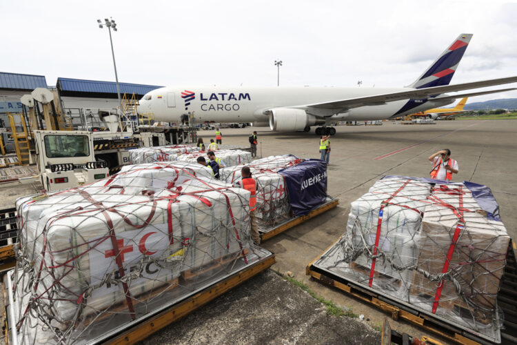01/11/2025.- Personas ordenan objetos de ayuda humanitaria este sábado, en Ciudad de Panamá (Panamá). Foto: EFE/ Bienvenido Velasco.