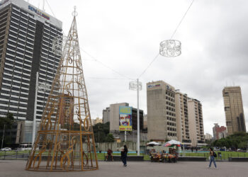 Personas caminan por una calle este sábado, en Caracas (Venezuela). Foto: EFE/ Ronald Peña R