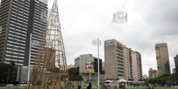 Personas caminan por una calle este sábado, en Caracas (Venezuela). Foto: EFE/ Ronald Peña R