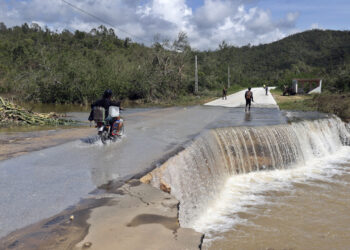 Carretera dañada por el huracán Melissa en el municipio de Guamá, en Santiago de Cuba. Foto: Ernesto Mastrascusa / EFE.