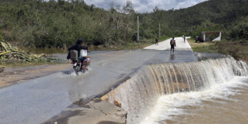Carretera dañada por el huracán Melissa en el municipio de Guamá, en Santiago de Cuba. Foto: Ernesto Mastrascusa / EFE.