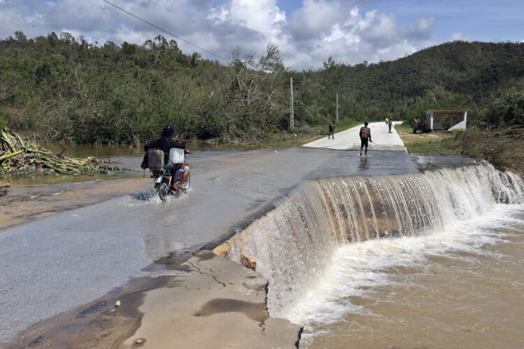 Carretera dañada por el huracán Melissa en el municipio de Guamá, en Santiago de Cuba. Foto: Ernesto Mastrascusa / EFE.