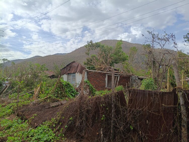Una casa en el pueblo de Juan González, en la carretera a Chivirico, Santiago de Cuba. Foto compartida por el periodista Lázaro Manue Alonso.