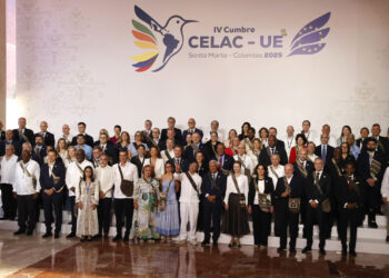 09/11/2025.- El presidente de Colombia Gustavo Petro (c), acompañado de los asistentes a la ceremonia de apertura de la IV Cumbre CELAC-UE, posan en la foto oficial este domingo, en Santa Marta (Colombia).  Foto: EFE/ Mauricio Dueñas Castañeda.