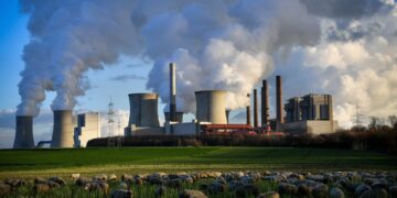 El vapor se eleva desde las centrales eléctricas de carbón de lignito Neurath (al frente, centro) y Niederaussem (al fondo, izquierda), operadas por RWE en Bergheim, el 4 de diciembre de 2018 (reeditada el 7 de noviembre de 2025). Foto: EFE/EPA/Sascha Steinbach.