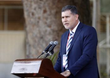 El viceprimer ministro y ministro de Comercio Exterior e Inversión Extranjera, Oscar Pérez-Oliva Fraga, habla durante la apertura de la Feria Internacional de La Habana. Foto:  Ernesto Mastrascusa/EFE.