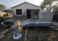 Pertenencias de una familia frente a su casa, luego de las inundaciones en Cauto Cristo, Granma, tras el paso del huracán Melissa. Foto: Ernesto Mastrascusa / EFE.