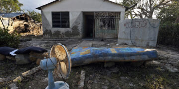 Pertenencias de una familia frente a su casa, luego de las inundaciones en Cauto Cristo, Granma, tras el paso del huracán Melissa. Foto: Ernesto Mastrascusa / EFE.