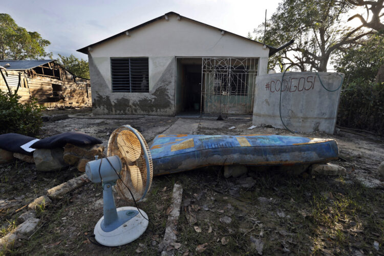 Pertenencias de una familia frente a su casa, luego de las inundaciones en Cauto Cristo, Granma, tras el paso del huracán Melissa. Foto: Ernesto Mastrascusa / EFE.