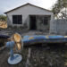 Pertenencias de una familia frente a su casa, luego de las inundaciones en Cauto Cristo, Granma, tras el paso del huracán Melissa. Foto: Ernesto Mastrascusa / EFE.
