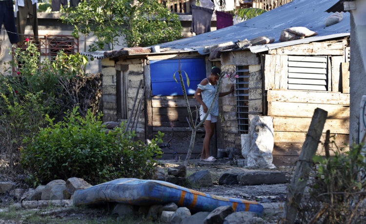Una mujer frente a su casa, en el poblado de El Recreo, en el municipio Cauto Cristo, en Granma, luego de las afectaciones causadas por el paso del huracán Melissa. Foto: Ernesto Mastrascusa / EFE.