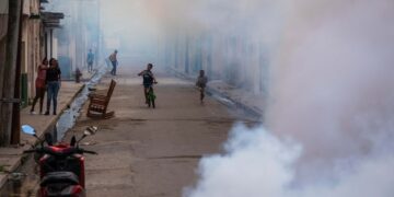 Niños en Matanzas en medio de la fumigación por la epidemia de dengue y chikungunya. Foto: Raúl Navarro / Periódico Girón / Archivo.