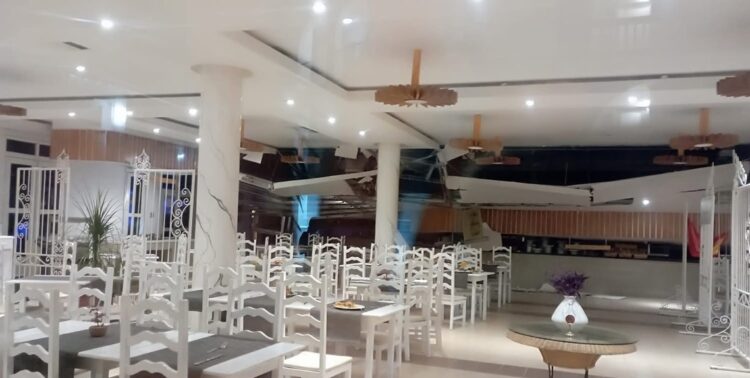 Caída del techo en restaurante del hotel Memories Trinidad del Mar. Foto: Yosdany Morejón Ortega / Radio Sancti Spíritus.