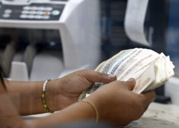 Fotografía de archivo de una persona contando billetes en una casa de cambio (CADECA), en La Habana. Foto: Ernesto Mastrascusa / EFE / Archivo.