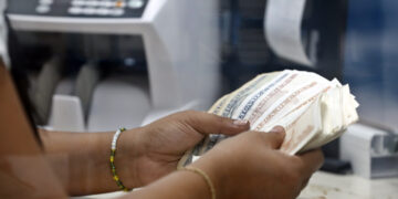 Fotografía de archivo de una persona contando billetes en una casa de cambio (CADECA), en La Habana. Foto: Ernesto Mastrascusa / EFE / Archivo.