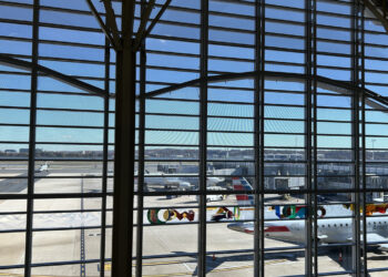 Vista de la pista del Aeropuerto Ronald Reagan con pocos aviones este jueves, en Washington. Foto:  Leonor Trinidad/EFE.