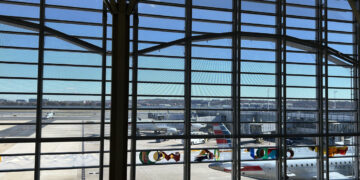 Vista de la pista del Aeropuerto Ronald Reagan con pocos aviones este jueves, en Washington. Foto:  Leonor Trinidad/EFE.