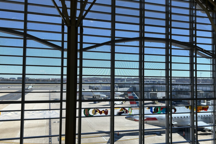 Vista de la pista del Aeropuerto Ronald Reagan con pocos aviones este jueves, en Washington. Foto: Leonor Trinidad/EFE.
