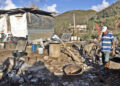 Una persona observa los escombros de su casa este viernes, en el pueblo de El Cobre, en Santiago de Cuba. Foto: EFE/ Ernesto Mastrascusa.